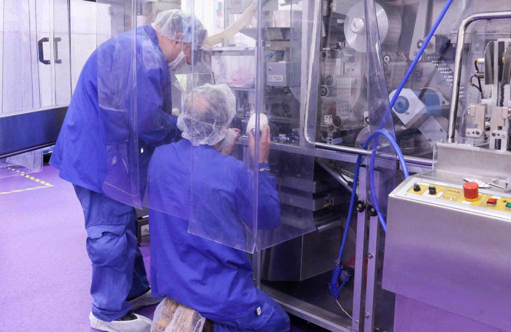 שני מדענים בעת ייצור מוצרים